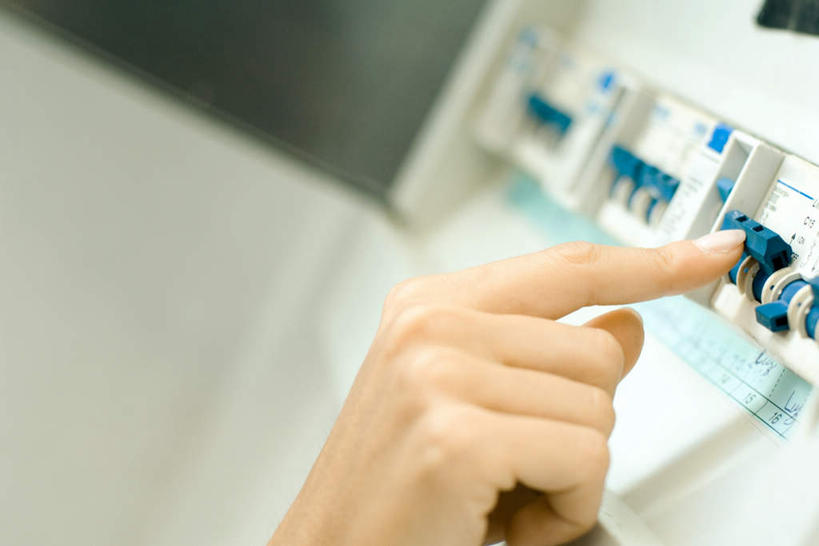 西方人,手,一个人,推,横图,室内,特写,白天,正面,欧洲,欧洲人,仅一个年轻女性,仅一个女性,仅一个人,抬,指,掰,开关,手部,电箱,压,年轻女性,女人,女性,白种人,半身,彩图