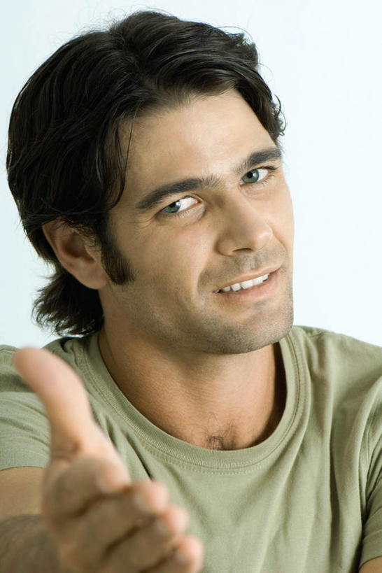 西方人,脸,头,脸颊,手,一个人,竖图,室内,特写,白天,白色背景,正面,T恤衫,欧洲,欧洲人,仅一个男性,仅一个人,指,T恤,注视,方向,仅一个年轻男性,观察,看,伸,手势,手部,短袖,凝视,伸手,摄影,影棚,查看,伸出,指向,注意,关注,邀请,男人,男性,年轻男性,白种人,头部,脸部,脸蛋,面部,半身,彩图,影棚拍摄,拍摄