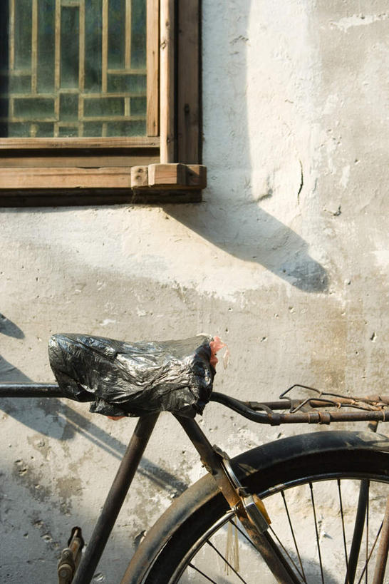 无人,家,竖图,室外,特写,白天,正面,窗户,道路,街道,路,自行车,一辆,阴影,朦胧,模糊,光线,影子,房屋,墙,屋子,交通,楼房,玻璃窗,墙壁,墙面,外墙,住宅,车,脚踏车,阳光,交通工具,彩图,房子