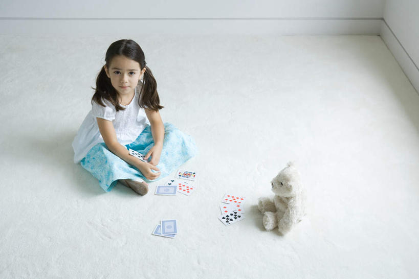 西方人,儿童,一个人,坐,盘腿,横图,俯视,室内,白天,游戏,纯洁,地毯,房间,纸牌,玩具,欧洲,欧洲人,仅一个女性,仅一个人,一堆,许多,堆叠,堆积,玩偶,屋子,小熊,地面,玩,注视,娱乐,一个,小孩,白色,观察,看,仅一个小孩,休闲,可爱,童年,童趣,凝视,毛绒玩具,单个,查看,牌,堆,注意,关注,桥牌,童真,烂漫,无邪,天真,女孩,女人,女性,白种人,孩子,盘腿而坐,盘膝,盘着腿的,盘着腿坐,双腿交叉,抬头,玩耍,嬉戏,仰头,坐着,彩图,高角度拍摄,全身,女生