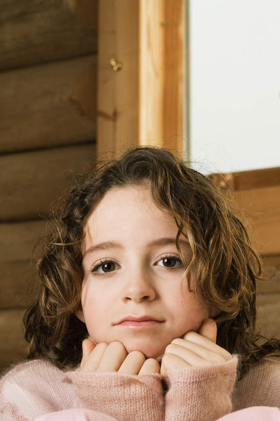 西方人,儿童,一个人,坐,竖图,室内,特写,白天,正面,毛衣,纯洁,窗户,欧洲,欧洲人,仅一个女性,仅一个人,撑,蜷缩,木头,房梁,木墙,墙,托腮,注视,玻璃窗,墙壁,墙面,小孩,粉色,观察,看,托,仅一个小孩,可爱,童年,童趣,凝视,横梁,查看,注意,关注,托下巴,童真,烂漫,无邪,天真,女孩,女人,女性,白种人,孩子,坐着,半身,彩图,绒衣,套衫,套头毛衣,线衣,女生
