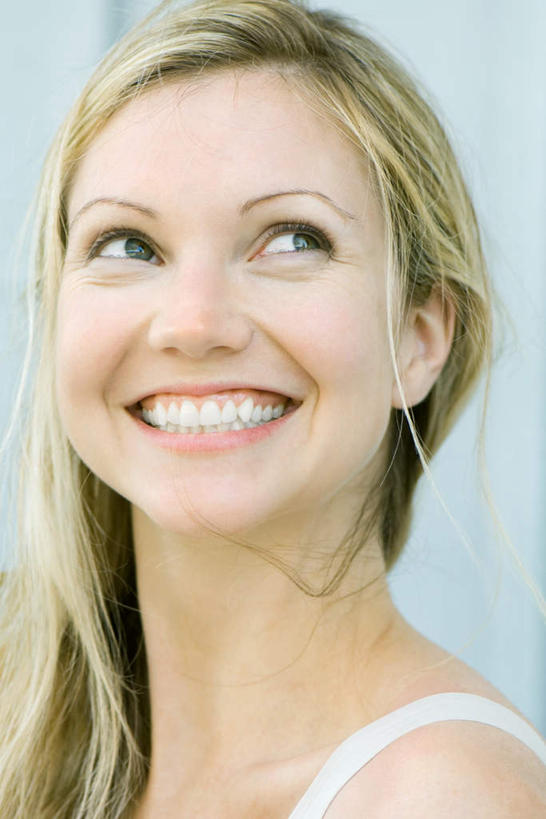 西方人,一个人,笑,微笑,露齿笑,竖图,室内,特写,白天,白色背景,正面,欧洲,欧洲人,仅一个年轻女性,仅一个女性,仅一个人,朦胧,模糊,注视,观察,看,凝视,摄影,影棚,查看,注意,关注,年轻女性,女人,女性,白种人,半身,彩图,影棚拍摄,拍摄