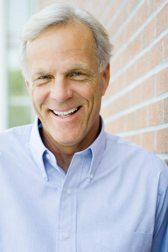 西方人,一个人,笑,微笑,露齿笑,竖图,室外,特写,白天,正面,衬衫,树林,植物,欧洲,欧洲人,仅一个男性,仅一个人,朦胧,模糊,墙,注视,砖墙,墙壁,墙面,外墙,树,树木,绿色,自然,观察,看,仅一个老年男性,凝视,生长,成长,查看,注意,关注,老年男性,男人,男性,白种人,半身,彩图,衬衣