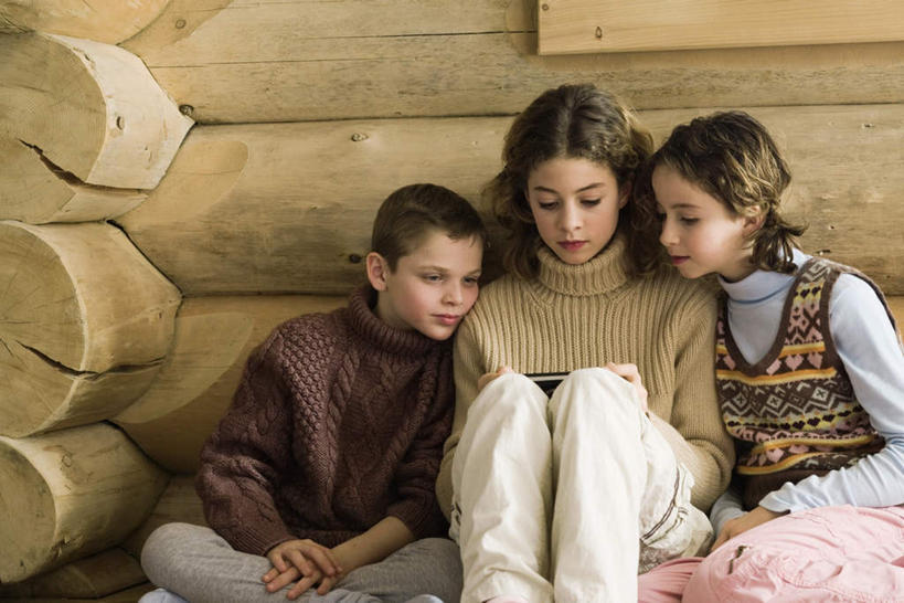 西方人,儿童,三个人,坐,笑,微笑,横图,俯视,室内,白天,毛衣,游戏,纯洁,欧洲,欧洲人,握,木头,长凳,凳子,房梁,木墙,墙,拿,玩,拿着,注视,娱乐,墙壁,墙面,小孩,观察,看,休闲,可爱,童年,童趣,凝视,握着,横梁,游戏机,查看,注意,关注,掌机,童真,烂漫,无邪,天真,男孩,男人,男性,女孩,女人,女性,白种人,玩耍,嬉戏,坐着,半身,彩图,高角度拍摄,绒衣,套衫,套头毛衣,线衣,男生,女生