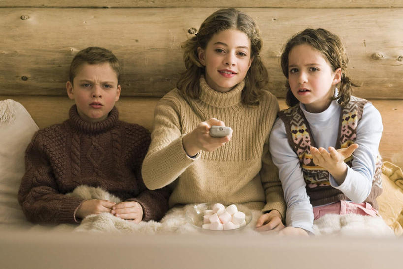 西方人,儿童,三个人,坐,笑,微笑,露齿笑,横图,俯视,室内,白天,毛衣,纯洁,靠垫,欧洲,欧洲人,握,毛毯,木头,毯子,长凳,凳子,房梁,木墙,墙,食品,糖,糖果,甜点,甜品,靠枕,软糖,拿,拿着,注视,墙壁,墙面,食物,小孩,盘子,垫子,遥控器,枕头,甜食,观察,看,可爱,童年,童趣,凝视,握着,横梁,查看,注意,关注,童真,烂漫,无邪,天真,男孩,男人,男性,女孩,女人,女性,白种人,坐着,半身,彩图,高角度拍摄,绒衣,套衫,套头毛衣,线衣,男生,女生