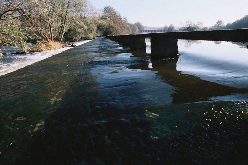 无人,横图,室外,白天,正面,旅游,度假,河流,石头,美景,山,水,植物,波纹,石子,河水,景观,山峰,水流,云,云朵,桥,山峦,云彩,娱乐,石桥,栈桥,树,树木,蓝色,绿色,白云,蓝天,水纹,天空,自然,天,享受,休闲,景色,放松,拱形,生长,成长,人行桥,清新,自然风光,水闸,石块,彩图
