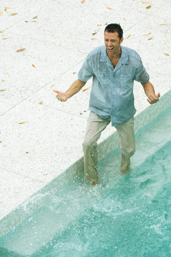 西方人,脸,头,脸颊,腿部,脚,脚趾,脚背,踝,腿,一个人,游泳池,站,笑,微笑,露齿笑,竖图,俯视,室外,白天,水,欧洲,欧洲人,仅一个男性,仅一个人,湿,瓷砖,地砖,水池,水面,地面,注视,休闲装,泳池,台阶,仅一个年轻男性,观察,看,站着,休闲,休闲服,观看,察看,关注,男人,男性,年轻男性,白种人,头部,脸部,脸蛋,面部,站立,彩图,高角度拍摄,全身,狂笑