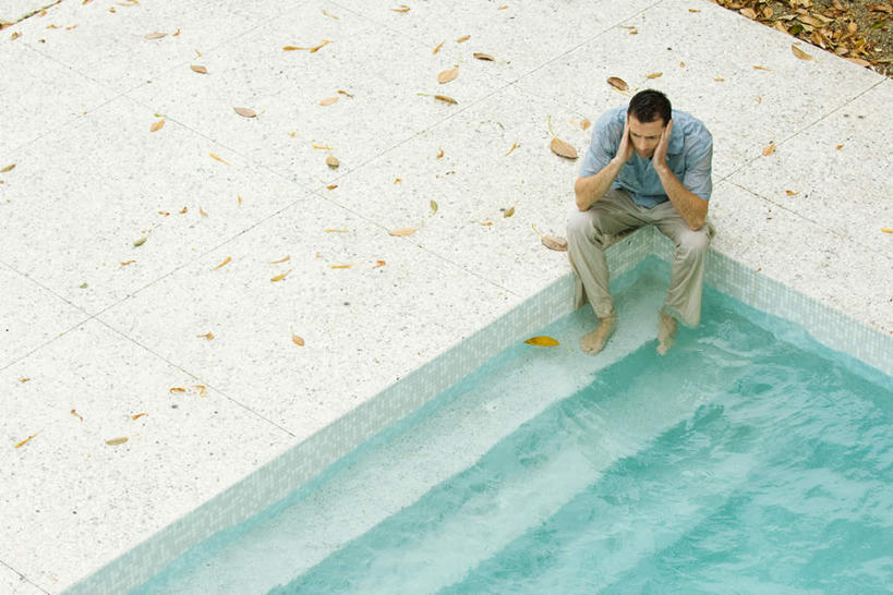 西方人,脸,头,脸颊,脚,脚趾,脚背,踝,一个人,游泳池,坐,横图,俯视,室外,白天,水,叶子,欧洲,欧洲人,仅一个男性,仅一个人,撑,湿,瓷砖,地砖,水池,水面,落叶,地面,托腮,注视,休闲装,泳池,台阶,仅一个年轻男性,观察,看,托,休闲,休闲服,观看,察看,绝望,关注,托下巴,男人,男性,年轻男性,白种人,头部,脸部,脸蛋,面部,叶,叶片,坐着,彩图,高角度拍摄,全身