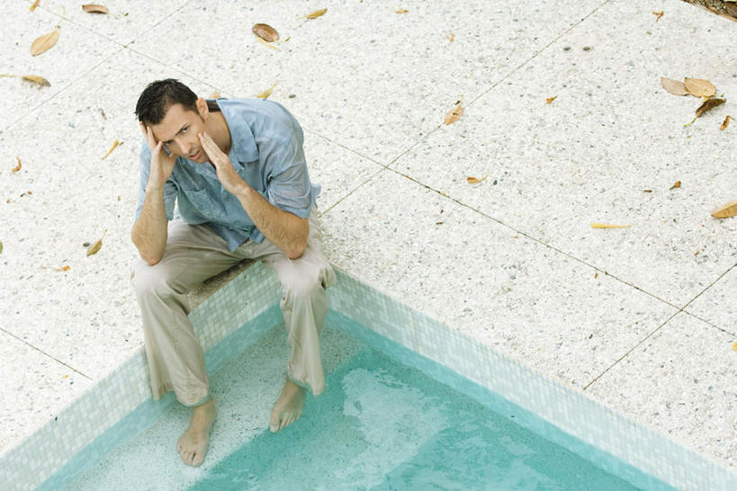 西方人,脸,头,脸颊,脚,脚趾,脚背,踝,一个人,游泳池,坐,横图,俯视,室外,白天,水,叶子,欧洲,欧洲人,仅一个男性,仅一个人,撑,湿,瓷砖,地砖,水池,水面,落叶,地面,托腮,注视,休闲装,泳池,台阶,仅一个年轻男性,观察,看,托,休闲,休闲服,观看,察看,绝望,关注,托下巴,男人,男性,年轻男性,白种人,头部,脸部,脸蛋,面部,叶,叶片,坐着,彩图,高角度拍摄,全身