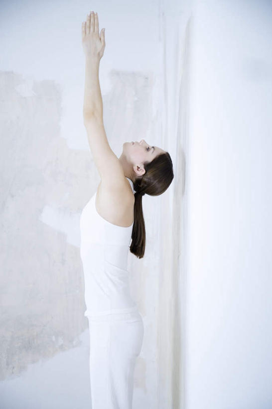 西方人,手,腿部,脚,脚趾,脚背,踝,腿,一个人,站,竖图,室内,白天,白色背景,运动服,锻炼,瑜伽,运动,地板,欧洲,欧洲人,仅一个年轻女性,仅一个女性,仅一个人,背心,地面,注视,侧身,木地板,白色,黑色,观察,看,手势,站着,健康,手部,养生,摄影,影棚,观看,冥想,察看,练习,关注,松弛,体育,年轻女性,女人,女性,白种人,手臂,长发,站立,彩图,影棚拍摄,健身,拍摄