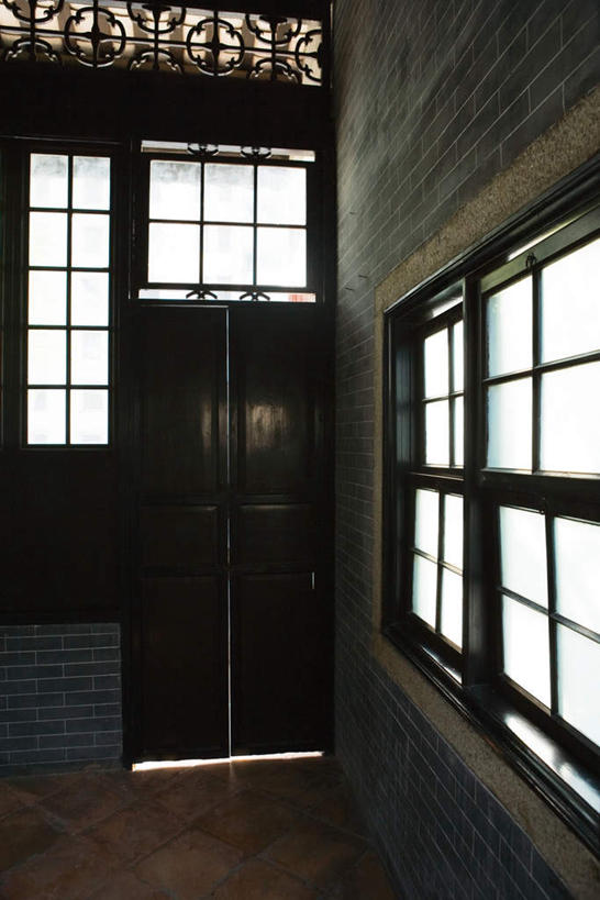 无人,竖图,室内,白天,正面,度假,神秘,美景,窗户,门,城市风光,城市,中国,亚洲,瓷砖,地砖,格子,墙,景观,地面,娱乐,玻璃窗,墙壁,墙面,门框,享受,休闲,景色,放松,简单,东亚,中华人民共和国,晦暗,彩图