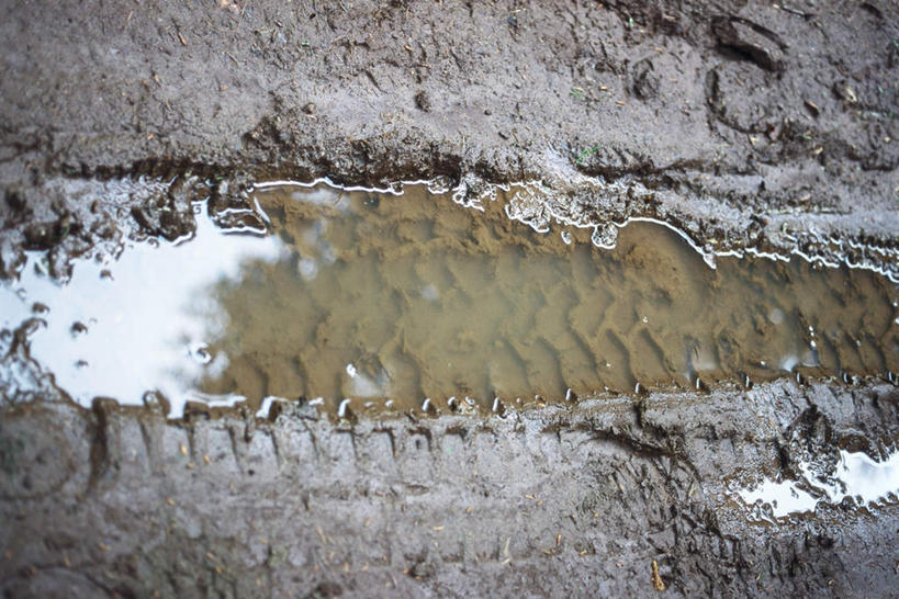 无人,横图,俯视,室外,特写,白天,水,朦胧,模糊,液体,泥土,水塘,一个,积水,潮湿,单个,淤泥,湿润,彩图,高角度拍摄,轮胎印