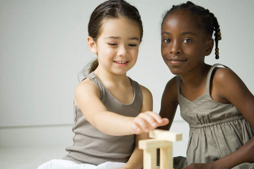 西方人,儿童,两个人,伙伴,朋友,坐,笑,微笑,横图,室内,白天,正面,游戏,友谊,纯洁,智慧,地毯,房间,玩具,欧洲,非洲,黑人,欧洲人,握,墙,玩,注视,娱乐,墙壁,墙面,小孩,白色,观察,看,休闲,积木,可爱,童年,童趣,益智,握着,观看,活动,察看,思维,发泄,关注,消遣,智力,想象,童真,烂漫,无邪,抽积木,宣泄,天真,友情,女孩,女人,女性,白种人,非洲人,玩耍,嬉戏,坐着,半身,彩图,卧房,女生