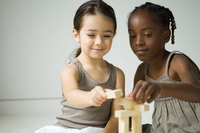 西方人,儿童,两个人,伙伴,朋友,坐,笑,微笑,横图,室内,白天,正面,游戏,友谊,纯洁,智慧,地毯,房间,玩具,欧洲,非洲,黑人,欧洲人,握,墙,玩,注视,娱乐,墙壁,墙面,小孩,白色,观察,看,休闲,积木,可爱,童年,童趣,益智,握着,观看,活动,察看,思维,发泄,关注,消遣,智力,想象,童真,烂漫,无邪,抽积木,宣泄,天真,友情,女孩,女人,女性,白种人,非洲人,玩耍,嬉戏,坐着,半身,彩图,卧房,女生