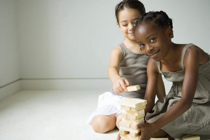 西方人,儿童,两个人,伙伴,朋友,坐,笑,微笑,横图,室内,白天,正面,游戏,友谊,纯洁,智慧,地毯,房间,玩具,欧洲,非洲,黑人,欧洲人,握,墙,玩,注视,娱乐,墙壁,墙面,小孩,白色,观察,看,休闲,积木,可爱,童年,童趣,益智,握着,观看,活动,察看,思维,发泄,关注,消遣,智力,想象,童真,烂漫,无邪,抽积木,宣泄,天真,友情,女孩,女人,女性,白种人,非洲人,玩耍,嬉戏,坐着,半身,彩图,卧房,女生