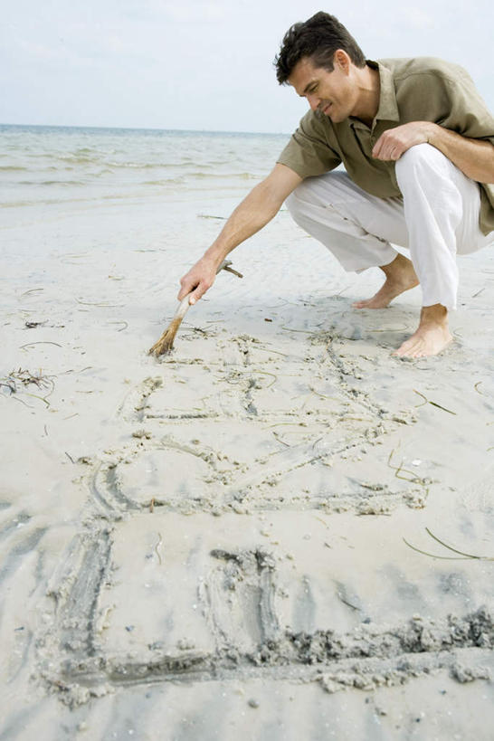 西方人,腿部,脚,脚趾,脚趾甲,腿,一个人,蹲,笑,微笑,露齿笑,竖图,室外,白天,正面,海浪,海洋,沙滩,欧洲,欧洲人,仅一个男性,仅一个人,握,写,阴影,光线,沙子,影子,海岸,水平线,云,云朵,辽阔,海平线,沙地,拿,云彩,拿着,注视,休闲装,光脚,画,仅一个年轻男性,白云,天空,阳光,海水,天,观察,看,休闲,广阔,赤脚,休闲服,划,握着,观看,一望无际,察看,关注,海景,无边无际,一马平川,男人,男性,年轻男性,白种人,脚指甲,大海,海,海水的波动,海滩,近岸浪,蹲着,彩图,全身,水天相接,水天一线