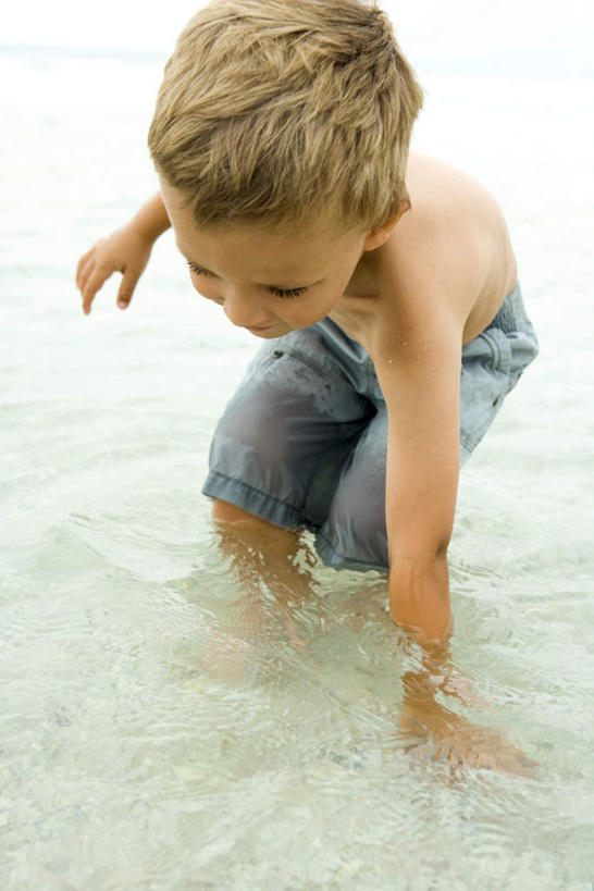 西方人,儿童,赤膊,一个人,蹲,笑,微笑,露齿笑,竖图,俯视,室外,白天,游戏,纯洁,海洋,沙滩,欧洲,欧洲人,仅一个男性,仅一个人,撑,裤子,沙子,海岸,沙地,玩,注视,娱乐,小孩,灰色,海水,观察,看,仅一个小孩,休闲,可爱,童年,童趣,观看,察看,撑着,关注,海景,童真,烂漫,无邪,天真,男孩,男人,男性,白种人,孩子,大海,海,海水的波动,海滩,蹲着,玩耍,嬉戏,彩图,高角度拍摄,全身,男生