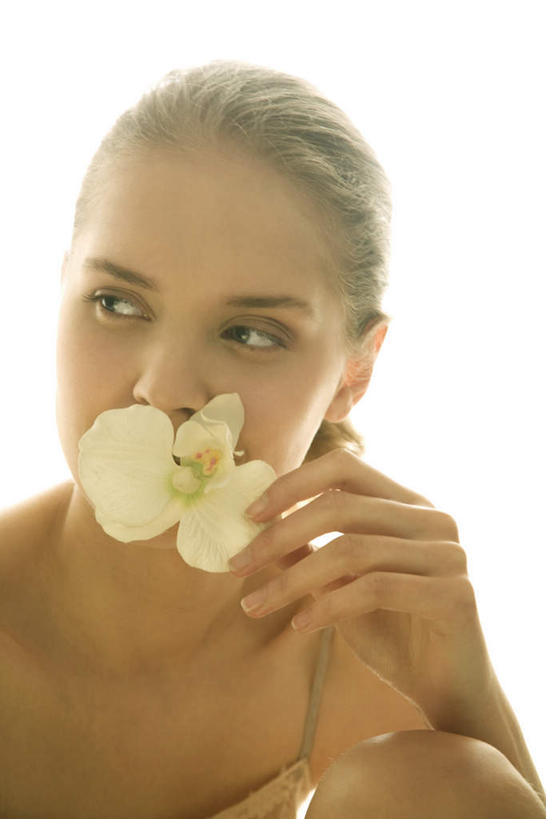 西方人,脸,头,脸颊,一个人,坐,吻,竖图,室内,特写,白天,白色背景,正面,欧洲,欧洲人,仅一个年轻女性,仅一个女性,仅一个人,握,光线,拿,拿着,闻,肩膀,阳光,看,躯干,握着,摄影,影棚,嗅,年轻女性,女人,女性,白种人,头部,脸部,脸蛋,面部,亲,亲吻,坐着,半身,彩图,影棚拍摄,拍摄