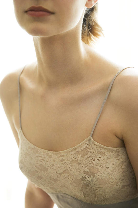 西方人,脸,头,脸颊,一个人,坐,竖图,室内,特写,白天,正面,欧洲,欧洲人,仅一个年轻女性,仅一个女性,仅一个人,内衣,光线,肩膀,阳光,躯干,年轻女性,女人,女性,白种人,头部,脸部,脸蛋,面部,坐着,半身,彩图