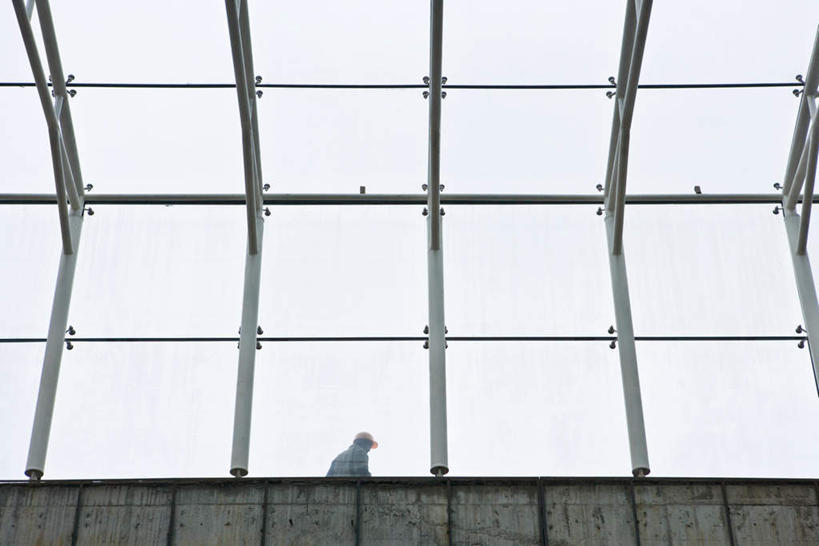 西方人,一个人,走,竖图,室内,白天,仰视,工作服,制服,玻璃,欧洲,欧洲人,仅一个男性,仅一个人,云,云朵,云彩,顶棚,注视,仅一个年轻男性,蓝色,白云,蓝天,天空,安全帽,天,观察,看,观看,察看,钢架,关注,一顶,工作制服,男人,男性,年轻男性,白种人,步行,走路,半身,彩图,低角度拍摄,工作套服