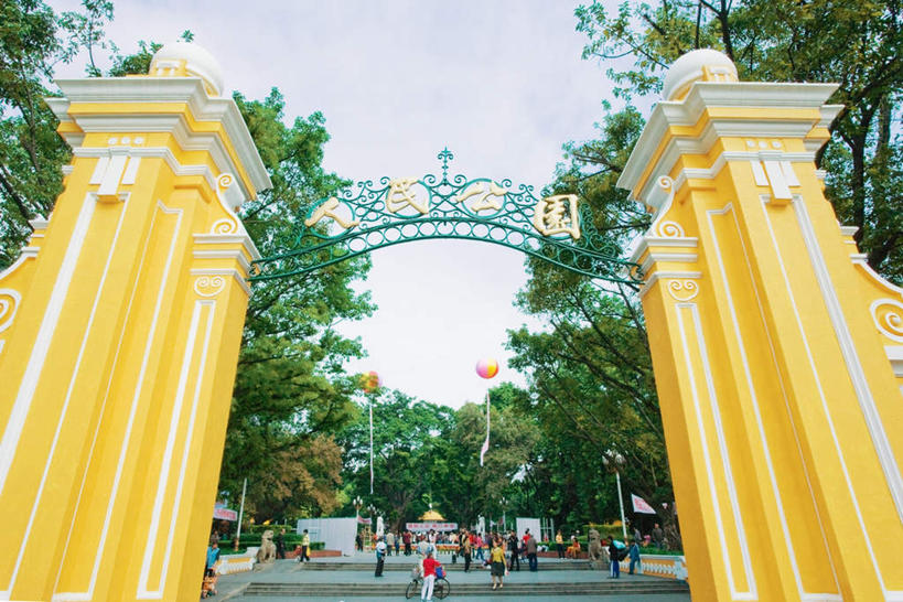 东方人,站,走,横图,室外,白天,仰视,植物,门,路灯,上海,中国,亚洲,行人,牌匾,阶梯,灯光,许多人,黄种人,路人,石柱,台阶,灯,树,树木,绿色,自然,气球,门框,人民广场,站着,一群人,生长,成长,申,照明设备,人民公园,东亚,上海市,中华人民共和国,沪,华东地区,过客,男人,男性,女人,女性,中年男性,中年女性,亚洲人,步行,散步,站立,走路,彩图,低角度拍摄,全身