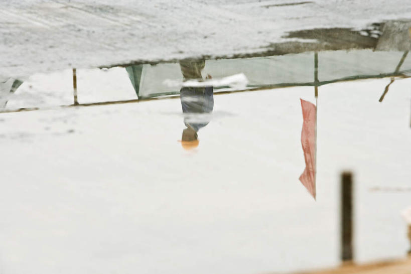 东方人,一个人,站,走,横图,俯视,室外,白天,工作服,制服,旗帜,亚洲,仅一个男性,仅一个人,仅一个中年男性,朦胧,模糊,反射,墙,水潭,黄种人,墙壁,墙面,施工,安全帽,建筑工地,站着,地盘,建筑地盘,施工地盘,工作制服,男人,男性,中年男性,亚洲人,步行,站立,走路,彩图,高角度拍摄,全身,工作套服,工地,水泥地