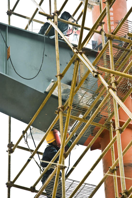 东方人,两个人,伙伴,朋友,机修工,站,攀登,竖图,室外,白天,仰视,工作服,制服,友谊,合作,团队,建筑,亚洲,握,支架,云,云朵,拿,云彩,拿着,黄种人,建设,水泥,架子,脚手架,施工,工人,白云,天空,安全帽,建筑工地,天,站着,起重机,爬,钢筋,钢管,战略,握着,支撑,固定,钢架,联合,合谋,地盘,建筑地盘,施工地盘,工作制服,配合,协作,男人,男性,中年男性,亚洲人,机械师,机修工人,攀爬,站立,彩图,低角度拍摄,全身,工作套服,工地,稳固