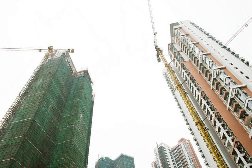 无人,家,工厂,高楼大厦,横图,室外,白天,仰视,标志建筑,大厦,地标,建筑,中国,亚洲,阴影,光线,影子,支架,房屋,屋子,云,云朵,建筑群,云彩,建设,楼房,架子,脚手架,住宅,吊车,施工,白云,蓝天,天空,阳光,天,起重机,钢管,支撑,固定,钢架,东亚,彩图,低角度拍摄,房子,大楼,高层建筑,高楼,工地,制造厂,稳固