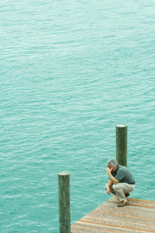 西方人,一个人,蹲,闭眼,竖图,俯视,室外,白天,海浪,海洋,地板,欧洲,欧洲人,仅一个男性,仅一个人,撑,浪花,地面,休闲装,木地板,绿色,海水,仅一个老年男性,休闲,休闲服,遮,撑着,遮挡,海景,遮盖,遮蔽,老年男性,男人,男性,白种人,大海,风浪,海,海水的波动,近岸浪,涌浪,闭眼睛,闭着眼,闭着眼睛,蹲着,彩图,高角度拍摄,全身