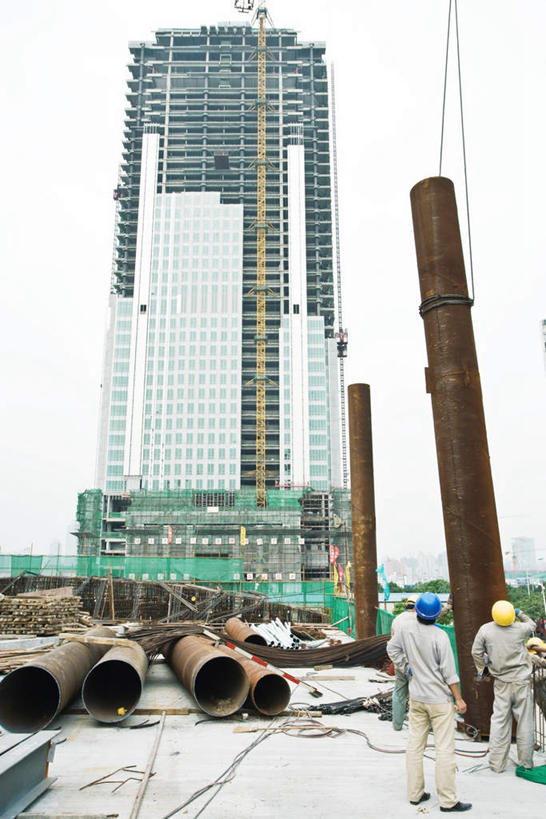 东方人,三个人,伙伴,朋友,工程师,建筑工人,建筑师,工厂,高楼大厦,竖图,室外,白天,仰视,工作服,制服,友谊,合作,团队,大厦,建筑,摩天大楼,亚洲,阴影,光线,管子,网,影子,地面,黄种人,管道,脚手架,天空,阳光,安全帽,天,战略,联合,合谋,工作制服,配合,协作,升降机,男人,男性,中年男性,亚洲人,技师,建筑工,建筑设计师,彩图,低角度拍摄,全身,工作套服,大楼,高层建筑,高楼,工地,摩天楼,制造厂