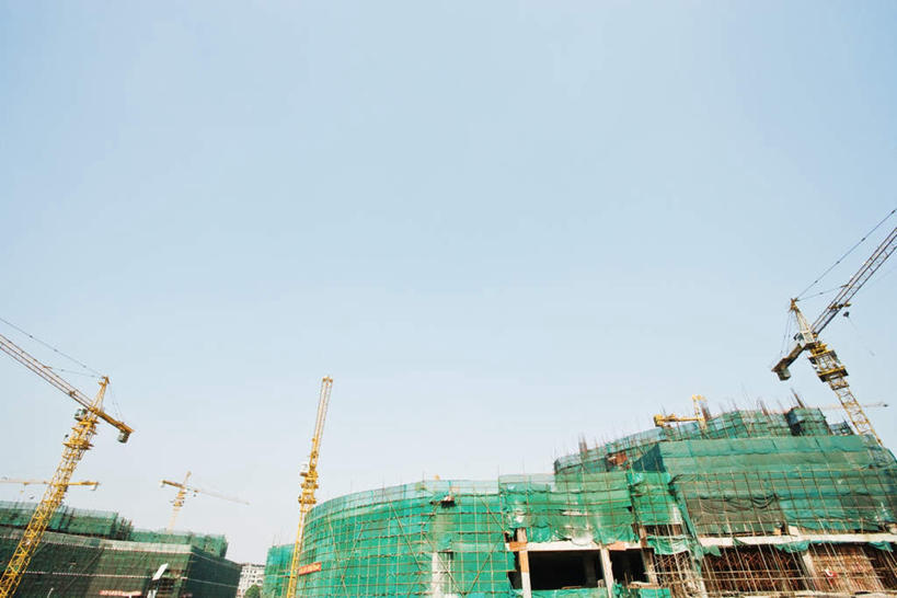 无人,家,工厂,高楼大厦,横图,室外,白天,仰视,植物,大厦,建筑,摩天大楼,三辆,阴影,光线,管子,网,影子,房屋,屋子,地面,管道,楼房,脚手架,住宅,树,树木,绿色,天空,阳光,自然,天,起重机,生长,成长,彩图,低角度拍摄,房子,大楼,高层建筑,高楼,工地,摩天楼,制造厂