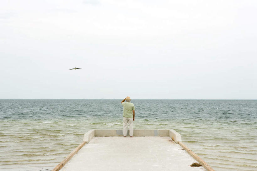 西方人,一个人,站,横图,室外,白天,度假,海浪,海洋,石头,美景,道路,路,鸽子,帽子,欧洲,欧洲人,仅一个男性,仅一个人,石子,景观,浪花,水平线,小路,桥,辽阔,交通,海平线,娱乐,石桥,背面,自然,海水,遮阳帽,站着,仅一个老年男性,两只,享受,休闲,广阔,景色,放松,石拱桥,一望无际,自然风光,海景,无边无际,一马平川,老年男性,男人,男性,白种人,大海,风浪,海,海水的波动,近岸浪,石块,涌浪,站立,彩图,全身,水天相接,水天一线