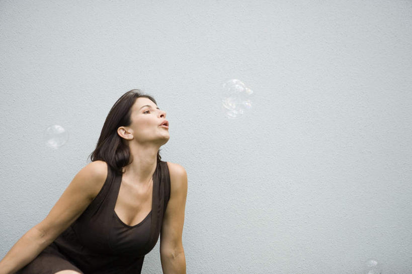 西方人,一个人,坐,横图,室外,白天,正面,欧洲,欧洲人,仅一个年轻女性,仅一个女性,仅一个人,墙,注视,墙壁,墙面,泡泡,吹,观察,看,观看,察看,关注,年轻女性,女人,女性,白种人,坐着,半身,彩图