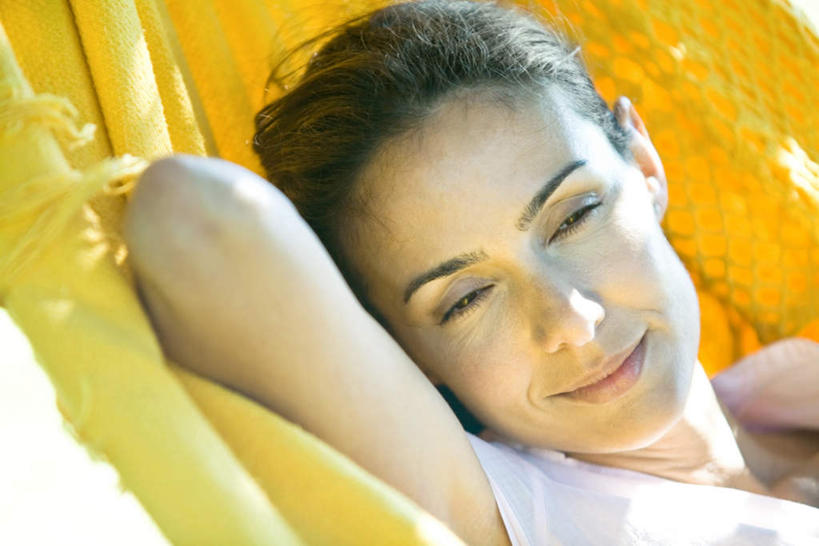 西方人,脸,头,脸颊,一个人,躺,笑,微笑,露齿笑,横图,室外,特写,白天,正面,度假,吊床,欧洲,欧洲人,仅一个女性,仅一个人,撑,阴影,服装,朦胧,模糊,光线,影子,托头,注视,休闲装,娱乐,肩膀,衣服,黄色,阳光,观察,看,托,仅一个中年女性,享受,休闲,休闲服,放松,服饰,观看,察看,关注,女人,女性,中年女性,白种人,头部,脸部,脸蛋,面部,躺着,半身,彩图