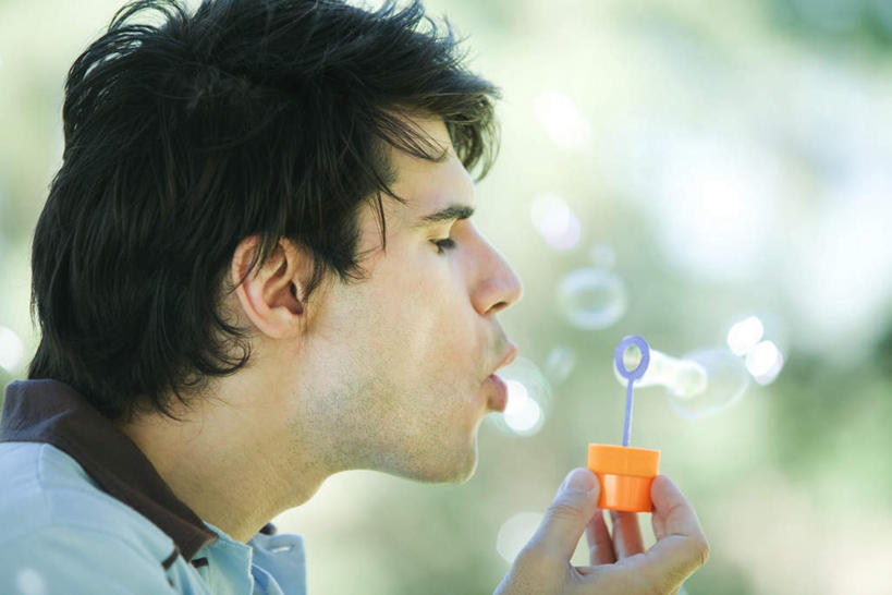 西方人,脸,头,脸颊,一个人,站,横图,室外,特写,白天,侧面,度假,游戏,植物,欧洲,欧洲人,仅一个男性,仅一个人,服装,朦胧,模糊,拿,玩,拿着,休闲装,娱乐,肩膀,树,树木,仅一个年轻男性,衣服,绿色,自然,吹,站着,享受,休闲,休闲服,放松,服饰,生长,成长,泡泡机,男人,男性,年轻男性,白种人,头部,脸部,脸蛋,面部,玩耍,嬉戏,站立,半身,彩图