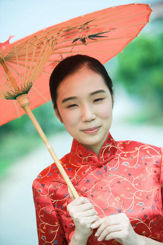 东方人,一个人,站,笑,微笑,竖图,室外,特写,白天,正面,民族服装,幸福,植物,亚洲,仅一个年轻女性,仅一个女性,仅一个人,旗袍,朦胧,模糊,伞,雨伞,纸伞,古典,拿,油纸伞,拿着,注视,黄种人,文化,阳伞,树,树木,红色,绿色,自然,观察,看,站着,生长,成长,观看,纪念,吉祥,察看,关注,古朴,平安,年轻女性,女人,女性,亚洲人,站立,半身,彩图,传统服装,民俗服