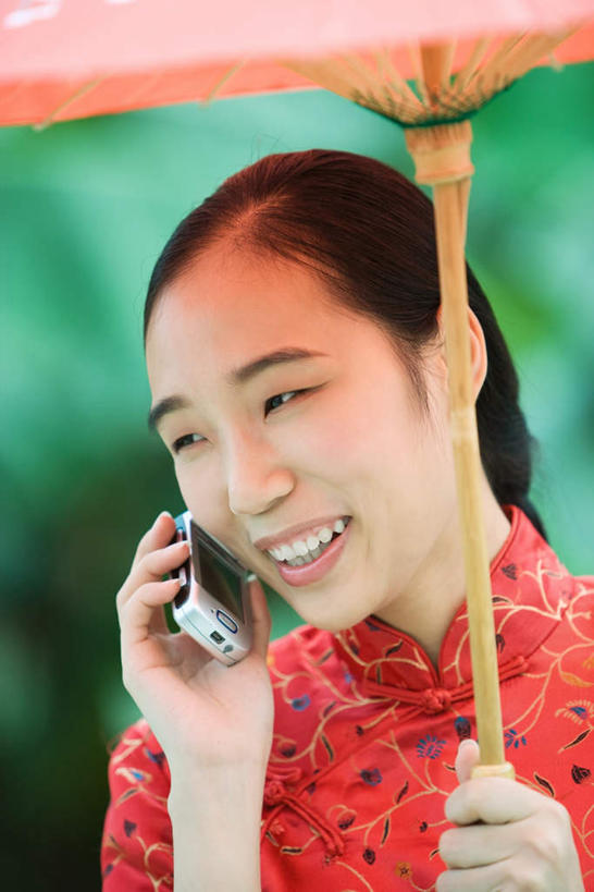 东方人,一个人,站,打电话,竖图,室外,白天,正面,民族服装,幸福,植物,电话,手机,亚洲,仅一个年轻女性,仅一个女性,仅一个人,旗袍,朦胧,模糊,伞,雨伞,纸伞,古典,拿,油纸伞,拿着,注视,黄种人,文化,通讯设备,阳伞,树,树木,红色,绿色,自然,观察,看,站着,生长,成长,观看,纪念,吉祥,察看,关注,古朴,交流,平安,年轻女性,女人,女性,亚洲人,沟通,通话,站立,半身,彩图,传统服装,民俗服