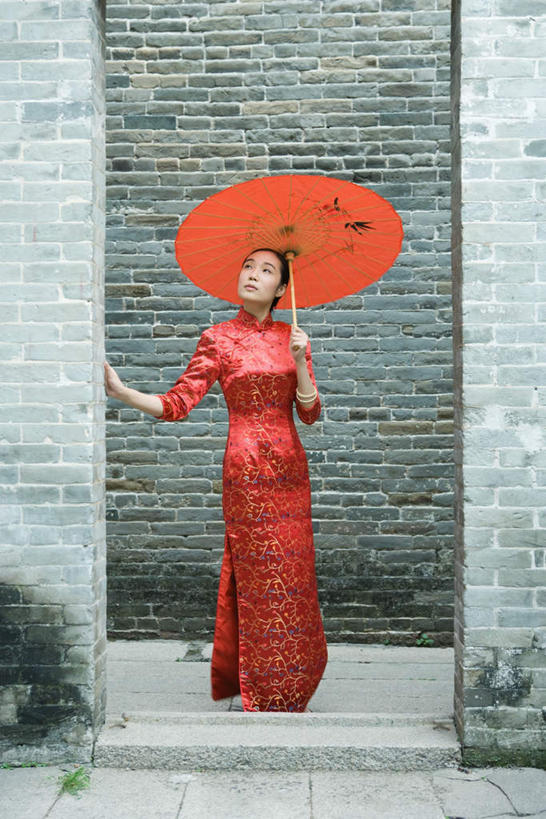 东方人,一个人,站,竖图,室外,白天,正面,民族服装,幸福,亚洲,仅一个年轻女性,仅一个女性,仅一个人,旗袍,伞,雨伞,纸伞,墙,古典,拿,油纸伞,拿着,注视,黄种人,文化,阳伞,墙壁,墙面,红色,观察,看,站着,观看,纪念,吉祥,察看,关注,古朴,平安,年轻女性,女人,女性,亚洲人,抬头,仰头,站立,彩图,全身,传统服装,民俗服