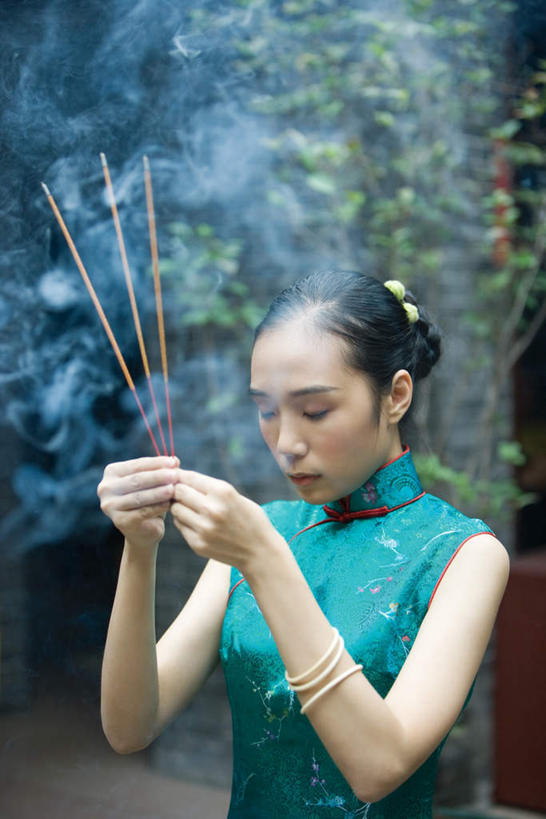 东方人,一个人,寺庙,站,闭眼,竖图,室外,白天,正面,民族服装,蜡烛,亚洲,仅一个年轻女性,仅一个女性,仅一个人,旗袍,节日,烟雾,燃烧,拿,拿着,黄种人,文化,佛香,蓝色,香火,香烛,庙宇,祈祷,站着,健康,许愿,宗教,信仰,烧香,纪念,祈求,平安,年轻女性,女人,女性,亚洲人,闭眼睛,闭着眼,闭着眼睛,站立,半身,彩图,传统服装,民俗服,庙,寺