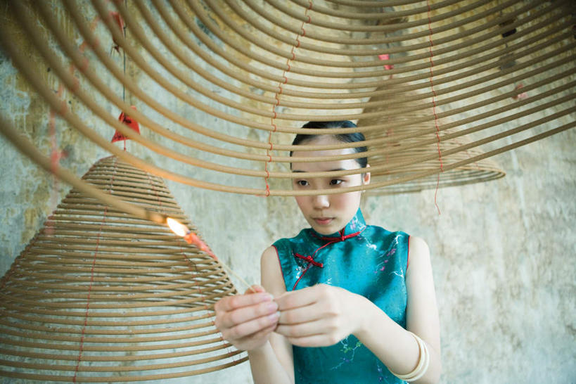 东方人,一个人,寺庙,站,横图,室外,白天,正面,民族服装,亚洲,仅一个年轻女性,仅一个女性,仅一个人,许多,悬挂,旗袍,节日,点,佛像,火柴,圆锥,燃烧,拿,拿着,注视,黄种人,文化,蓝色,香火,庙宇,观察,看,祈祷,站着,健康,许愿,宗教,信仰,观看,纪念,祈求,察看,关注,漩涡形,平安,年轻女性,女人,女性,亚洲人,站立,半身,彩图,传统服装,民俗服,庙,寺