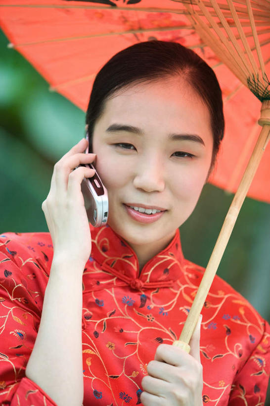 东方人,一个人,站,打电话,竖图,室外,白天,正面,民族服装,幸福,植物,电话,手机,亚洲,仅一个年轻女性,仅一个女性,仅一个人,旗袍,朦胧,模糊,伞,雨伞,纸伞,古典,拿,油纸伞,拿着,注视,黄种人,文化,通讯设备,阳伞,树,树木,红色,绿色,自然,观察,看,站着,生长,成长,观看,纪念,吉祥,察看,关注,古朴,交流,平安,年轻女性,女人,女性,亚洲人,沟通,通话,站立,半身,彩图,传统服装,民俗服