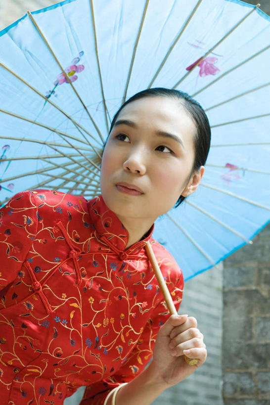 东方人,一个人,站,竖图,室外,白天,正面,民族服装,幸福,亚洲,仅一个年轻女性,仅一个女性,仅一个人,旗袍,伞,雨伞,纸伞,古典,拿,油纸伞,拿着,注视,黄种人,文化,阳伞,红色,观察,看,站着,观看,纪念,吉祥,察看,关注,古朴,平安,年轻女性,女人,女性,亚洲人,站立,半身,彩图,传统服装,民俗服