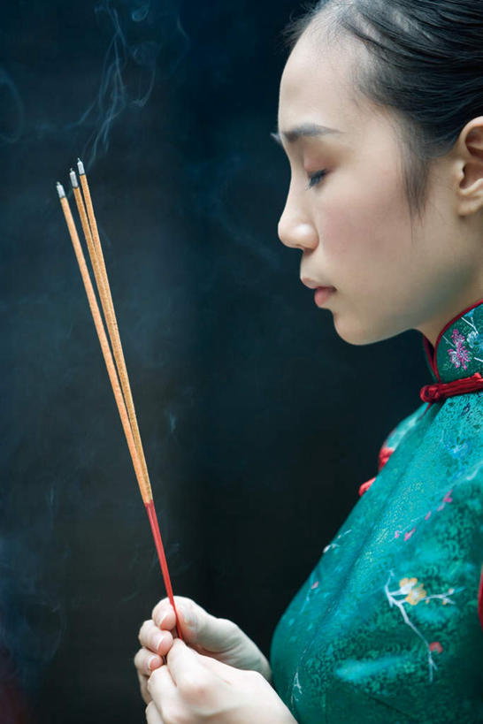 东方人,一个人,站,闭眼,竖图,室内,白天,侧面,民族服装,蜡烛,亚洲,仅一个年轻女性,仅一个女性,仅一个人,旗袍,节日,烟雾,燃烧,拿,拿着,黄种人,文化,佛香,蓝色,香火,香烛,祈祷,站着,健康,许愿,宗教,信仰,烧香,纪念,祈求,平安,年轻女性,女人,女性,亚洲人,闭眼睛,闭着眼,闭着眼睛,站立,半身,彩图,传统服装,民俗服