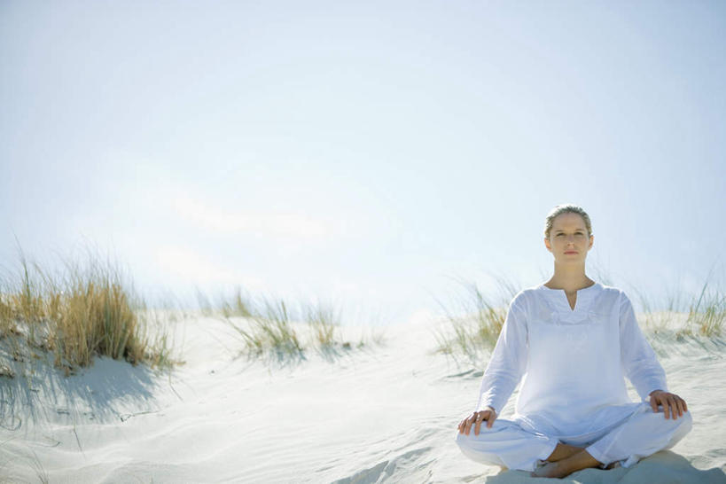 西方人,一个人,坐,盘腿,横图,室外,白天,正面,锻炼,瑜伽,运动,沙滩,植物,欧洲,欧洲人,仅一个年轻女性,仅一个女性,仅一个人,阴影,服装,枯萎,光线,沙子,影子,海岸,云,云朵,枯草,沙地,云彩,休闲装,草,衣服,黄色,蓝色,白色,白云,蓝天,天空,阳光,天,休闲,休闲服,姿势,养生,服饰,冥想,莲花式,体育,年轻女性,女人,女性,白种人,海滩,盘腿而坐,盘膝,盘着腿的,盘着腿坐,双腿交叉,坐着,彩图,全身,健身