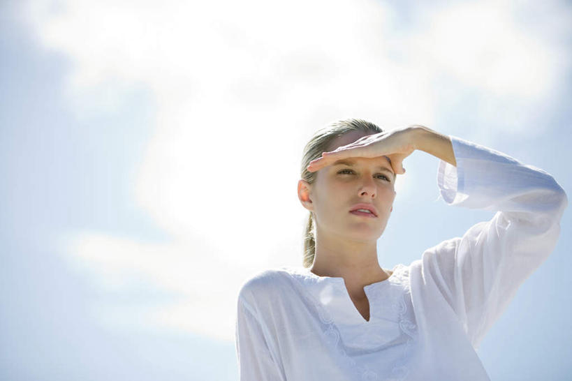 西方人,手,一个人,站,横图,室外,白天,仰视,度假,欧洲,欧洲人,仅一个年轻女性,仅一个女性,仅一个人,阴影,远视,远眺,光线,影子,云,云朵,云彩,注视,娱乐,蓝色,白云,蓝天,天空,阳光,天,观察,看,站着,享受,休闲,手部,放松,遮,观看,察看,遮挡,关注,遮盖,遮蔽,年轻女性,女人,女性,白种人,站立,半身,彩图,低角度拍摄