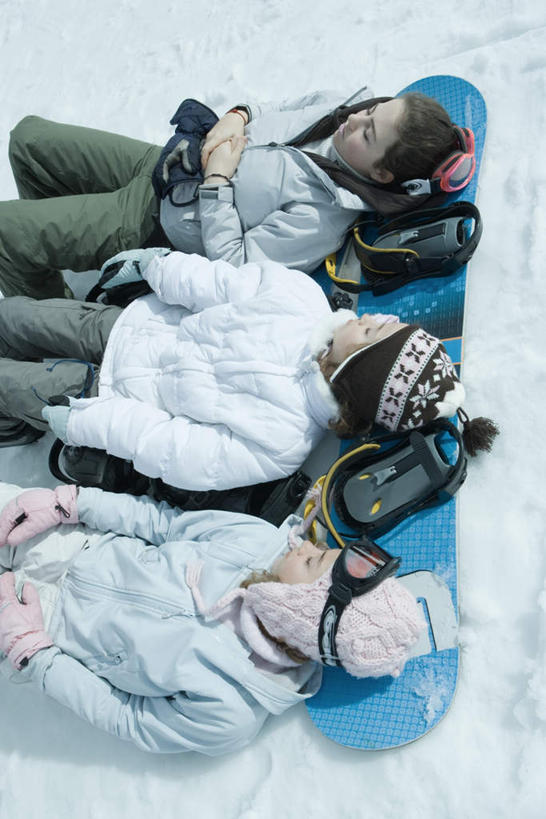 西方人,儿童,三个人,伙伴,朋友,坐,闭眼,竖图,俯视,室外,白天,度假,友谊,纯洁,雪,大雪,帽子,欧洲,欧洲人,一排,服装,整齐,积雪,雪景,冬天,娱乐,排列,小孩,衣服,享受,休闲,放松,可爱,童年,童趣,服饰,滑雪板,绒线帽,衣着,穿着,队列,童真,烂漫,无邪,衣饰,棉服,天真,友情,女孩,女人,女性,白种人,孩子,闭眼睛,闭着眼,闭着眼睛,坐着,半身,彩图,高角度拍摄,女生,冬衣,寒衣