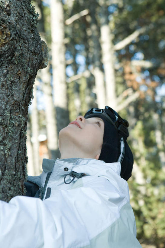 西方人,儿童,一个人,站,竖图,室外,白天,正面,纯洁,森林,树林,植物,欧洲,欧洲人,仅一个男性,仅一个人,服装,注视,树,树木,小孩,衣服,绿色,自然,观察,看,站着,仅一个小孩,可爱,童年,童趣,服饰,生长,成长,观看,察看,衣着,穿着,关注,童真,烂漫,无邪,衣饰,棉服,天真,男孩,男人,男性,白种人,孩子,抬头,仰头,站立,半身,彩图,男生,冬衣,寒衣