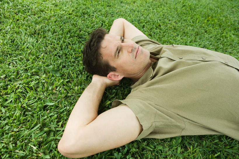 西方人,一个人,躺,横图,俯视,室外,白天,草地,草坪,植物,欧洲,欧洲人,仅一个男性,仅一个人,服装,注视,休闲装,草,仅一个年轻男性,衣服,绿色,观察,看,休闲,休闲服,服饰,观看,察看,双手抱头,关注,男人,男性,年轻男性,白种人,躺着,半身,彩图,高角度拍摄