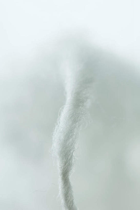 无人,竖图,俯视,室内,特写,白天,白色背景,许多,棉絮,棉花,棉质,白色,线绳,摄影,影棚,轻柔,彩图,高角度拍摄,影棚拍摄,拍摄