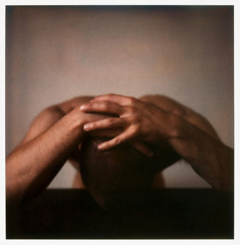 西方人,一个人,坐,竖图,室内,白天,正面,桌面,桌子,欧洲,欧洲人,仅一个男性,仅一个人,黑色背景,裸露,仅一个年轻男性,低头,摄影,影棚,赤裸,双手抱头,裸,男人,男性,年轻男性,白种人,坐着,半身,彩图,影棚拍摄,拍摄